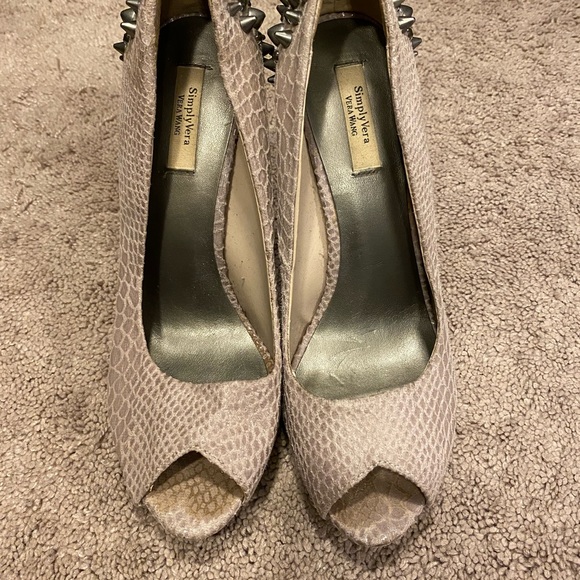 Vera Wang nude spiked/studded peep toe heels - Picture 4 of 4